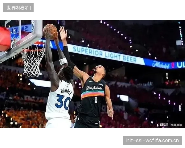 唐斯转型成功盘活尼克斯进攻，其高位策应能力有效调动文班亚马。